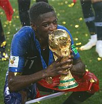 Archivo:Ousmane Dembélé World Cup Trophy