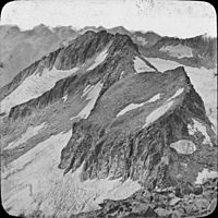 Archivo:Pic du Milieu et pic de la Maladetta, vue prise du sommet du Néthou, août
