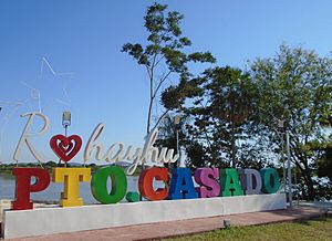 Archivo:Plaza adyacente al muelle de Puerto Casado.