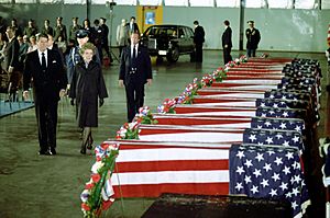 Archivo:President Ronald Reagan and Nancy Reagan honor the victims of the bombing of the United States Embassy in Beirut