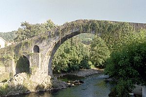 Archivo:Roman bridge near Covadonga Spain