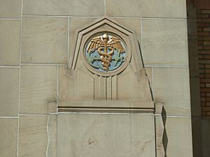 Archivo:Seattle - Pacific Medical Center - Caduceus and anchor
