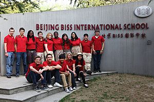 Archivo:THINK Global Students at BISS