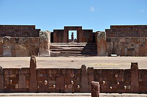 Archivo:Templo de Kalasasaya a socha Monolito Ponce - Tiwanaku - panoramio (1)