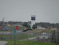 Torre de control del Aeropuerto Internacional Mercedita, Bo. Vayas, Ponce, PR, visto desde la PR-5506, mirando al este (DSC02387B).jpg