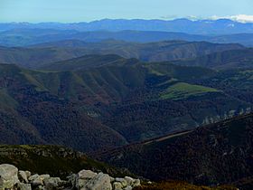 Archivo:Vistas desde La Concilla hacia la reserva natural Saja-Besaya. Al fondo, los montes pasiegos