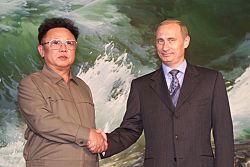 Archivo:Vladimir Putin with Kim Jong-Il-2