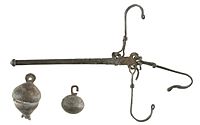 Archivo:Weegschaal (unster) met 2 gewichten in brons, 50 tot 200 NC, vindplaats- Onbekend, collectie Gallo-Romeins Museum Tongeren, GRM 48