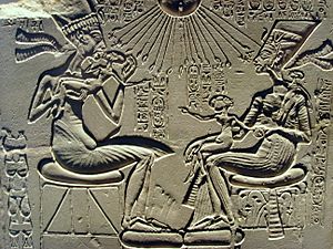 Archivo:Akhenaten, Nefertiti and their children
