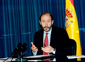 Archivo:Alfredo Pérez Rubalcaba comparece en la rueda de prensa posterior al Consejo de Ministros (1996-04-26)