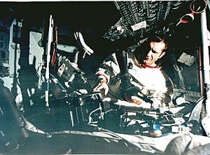 Archivo:Apollo 12 Gordon in simulator