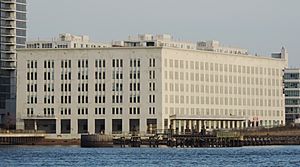 Archivo:Austin, Nichols and Co Warehouse from Corlears Hook jeh