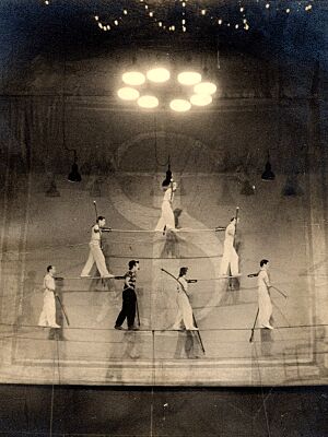 Archivo:Bob Gerry Troupe at Circus Sarrasani in Dresden 1945 - 3