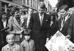 Archivo:Bundesarchiv Bild 183-1987-0930-045, Dresden, Koivisto-Besuch, Wolfgang Berghofer