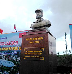 Archivo:Công viên Fidel Đông Hà (tượng Fidel) 2018 (5)