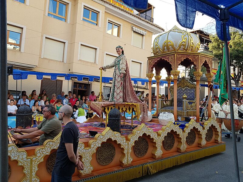 Carroza con abanderada en Ibi
