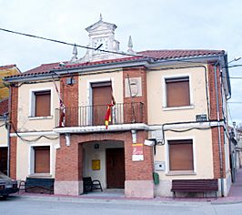 Casa consistorial de Fuentepiñel.jpg