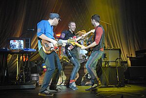 Archivo:Coldplay performs for Nissan Live Sets 2