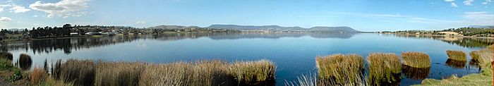 Archivo:Derwent River Tasmania panorama