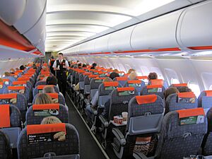 Archivo:Easyjet a319 interior in flight arp