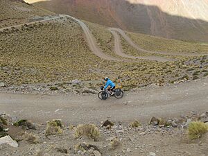 Archivo:En bicicleta por el Abra del Acay