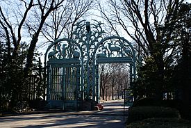 Archivo:Entrance to Bronx Zoo 2008