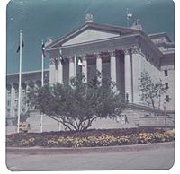 Archivo:Entrance to OK State Capitol (1972)
