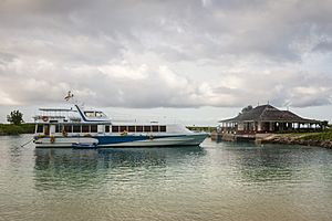 Archivo:Ferry across the islands