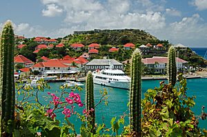 Archivo:Fort Gustave over Gustavia, St. Barths - panoramio