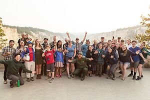 Archivo:Group photo at Artist Point InstaMeet (43845208472)