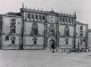 Archivo:Hauser y Menet (1891) Alcalá de Henares, fachada de la Universidad