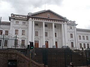Archivo:Instituto Nacional Mejía Edificio Central