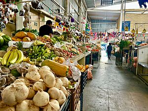 Archivo:Interior del mercado de Uriangato Gto