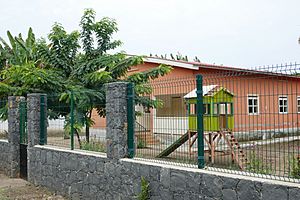 Archivo:Jardin d'enfants à Fernão Dias (São Tomé) (1)