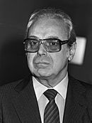 Archivo:Javier Pérez de Cuéllar (1982)