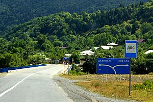 Archivo:Junction in Transkam Highway