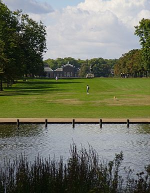 Archivo:Kensington Palace from across Long Water