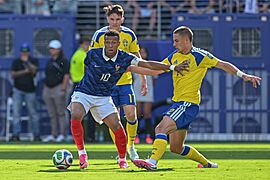Archivo:Kylian Mbappe -10, Gustaf Lagerbielke -2 France v Sweden at 2026 Fifa World Cup by YantsImages 01