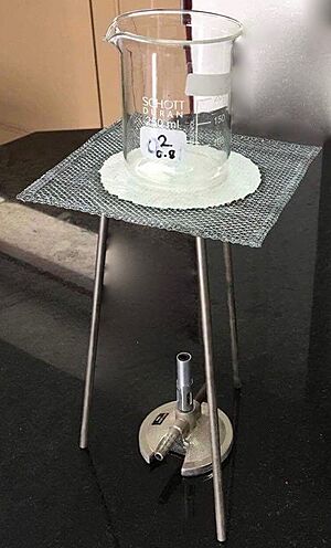 Archivo:Laboratory tripod with other lab equipments