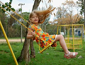 Archivo:Little girl on swing
