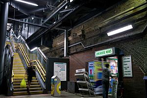 Archivo:London - Limehouse station - 3624