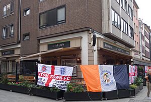 Archivo:Luton Town Football Club in o'reilly's Düsseldorf, August 2023