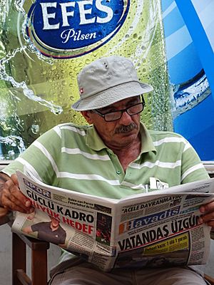 Archivo:Man Reading Newspaper - Northern Nicosia - Turkish Republic of Northern Cyprus (28367075292)