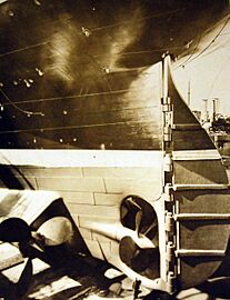 Archivo:Man under the Titanic stern, April 1912 (27620990280)