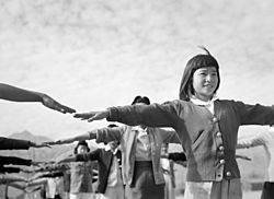 Archivo:Manzanar calisthenics 0016u