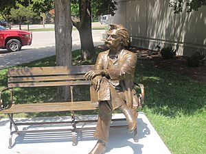 Archivo:Mark Twain statue, Garden City, KS IMG 5875