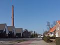 Mill, de stenen schoorsteen op het voormalig terrein van houtfabriek Van Hout GM0815-WN001 in straatzicht foto4 2017-02-15 13.56