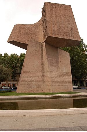 Archivo:Monumento al Descubrimiento de América (Madrid) 03e