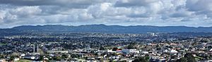 Archivo:Mt Roskill towards Waitakere Ranges (cropped - wide)