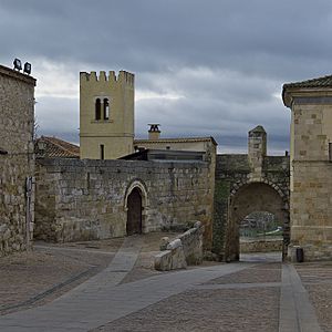 Archivo:Murallas de Zamora. Puerta del Obispo